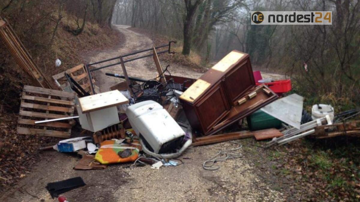 Rientrano verso casa, ma la strada è sbarrata dai rifiuti - 