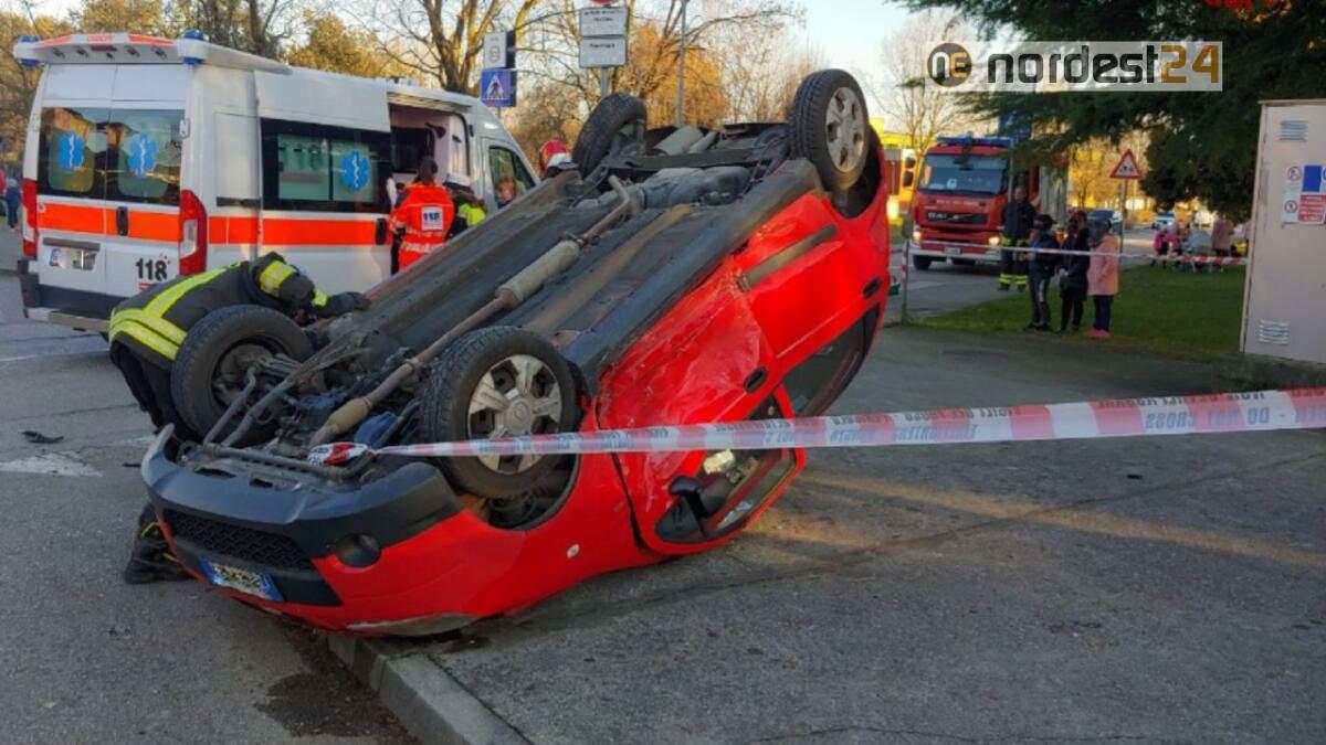 Incidente a San Vito al Tagliamento: scontro tra 2 auto, una si ribalta - 