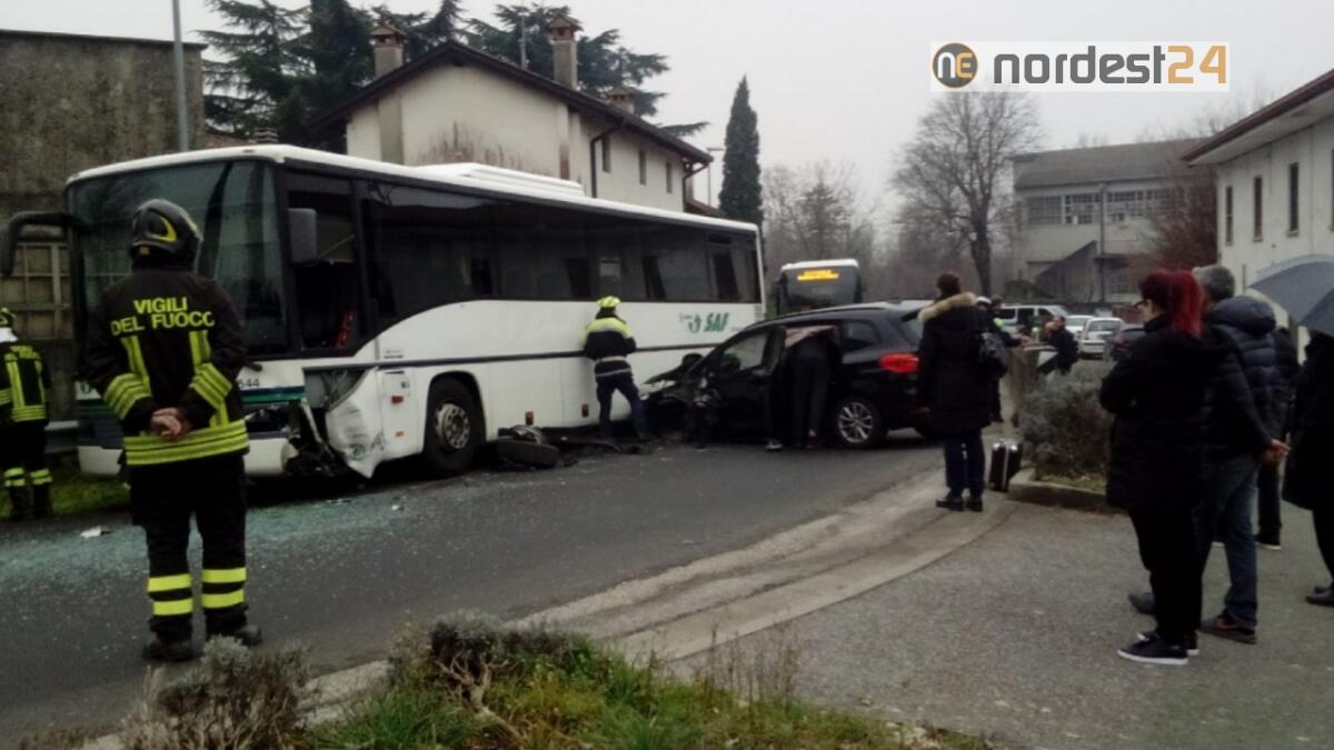 Incidente a Dolegnano di San Giovanni al Natisone: scontro auto - pullman - 