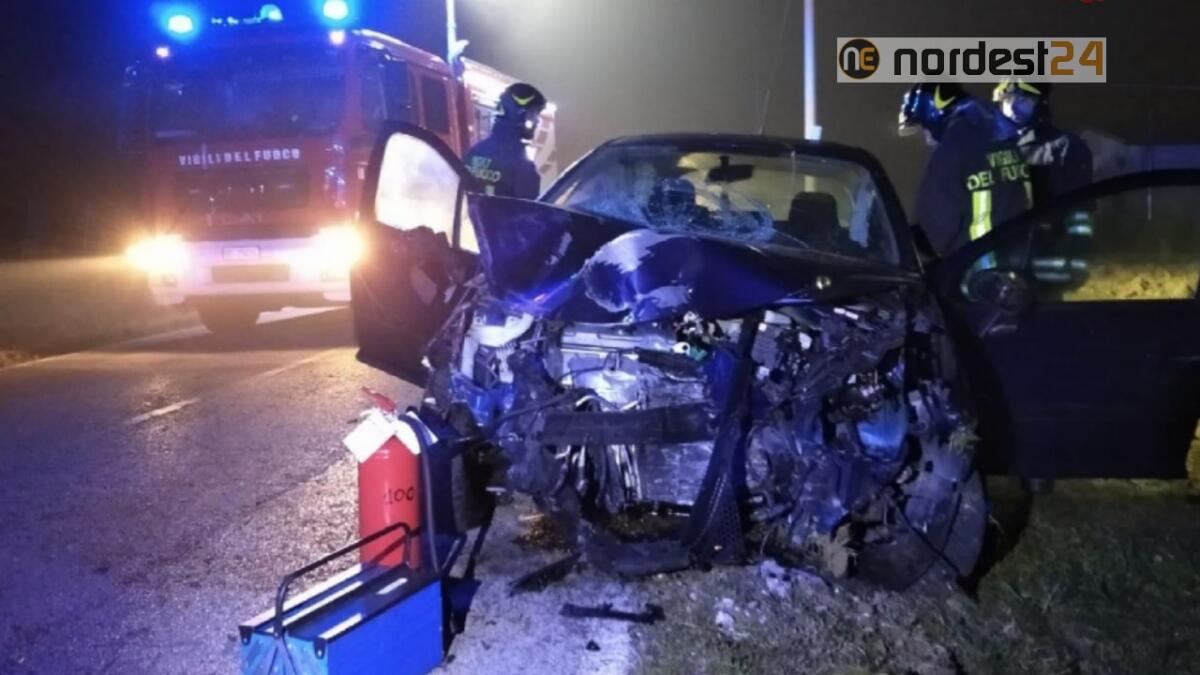 Incidente a Tiezzo di Azzano Decimo: esce di strada e abbatte due pali, grave - 