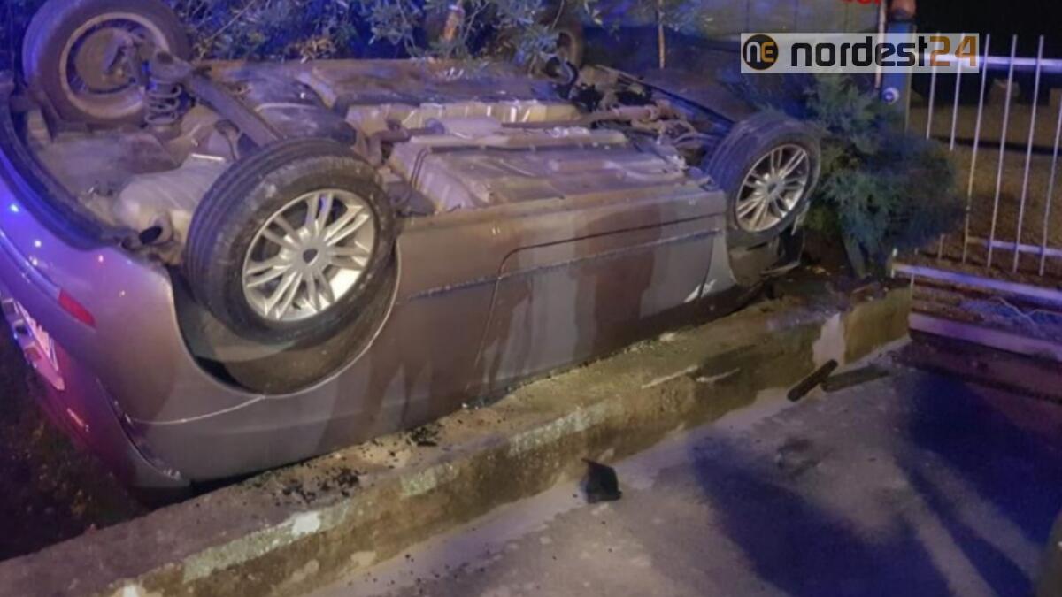 Sbanda e finisce ruote all'aria davanti a un cancello: donna ferita - 