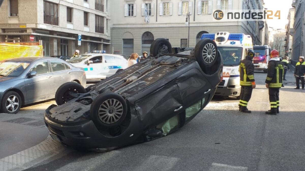 Trieste, auto si cappotta in Piazza Giotti - 