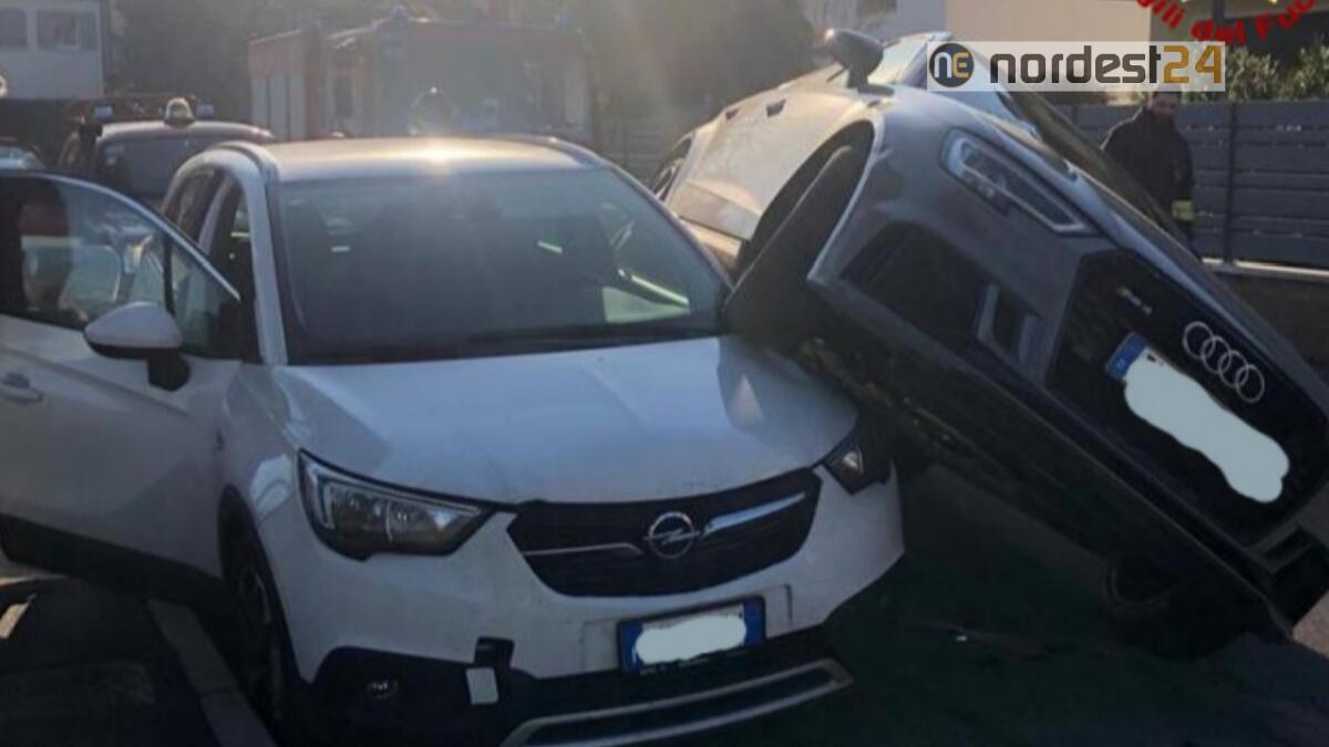 SUV travolge e sale su un'altra auto: donna sotto shock - 