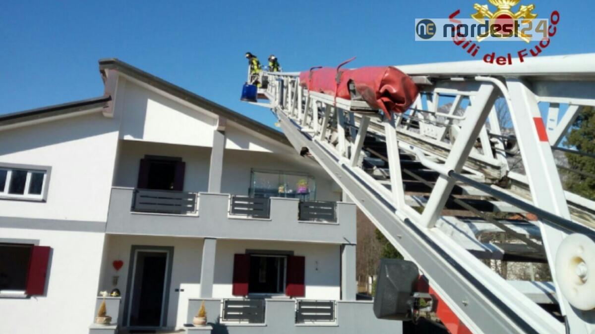 Incendio di una canna fumaria a Montereale Valcellina - 