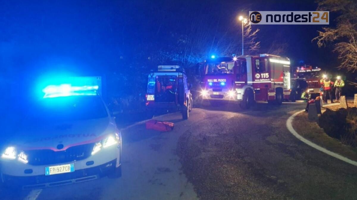 Precipitano con l'auto per 20 metri: feriti 4 giovani, uno è grave - 