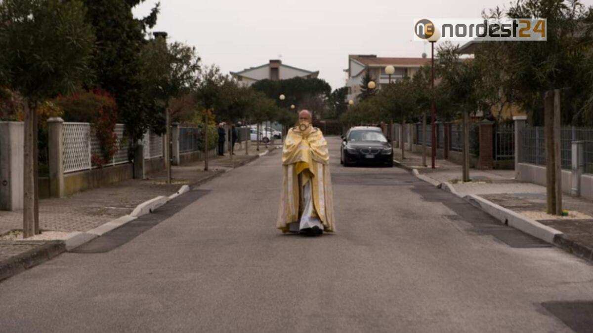 Sorpresa a Bibione: il parroco lungo le strade in processione solitaria - 