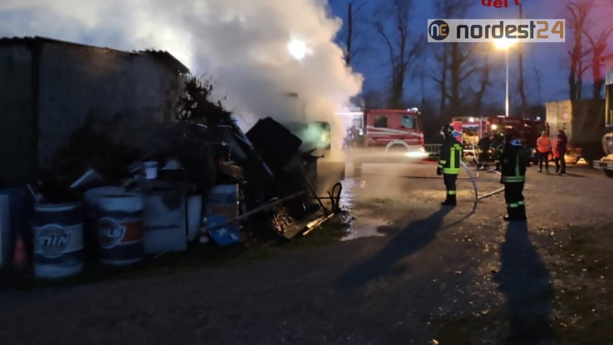 Incendio all'alba a Noale (VE): a fuoco una pala meccanica - 