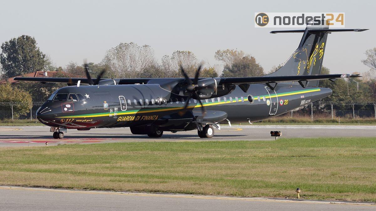 Aereo delle Fiamme Gialle consegna 240.000 mascherine in Veneto - 