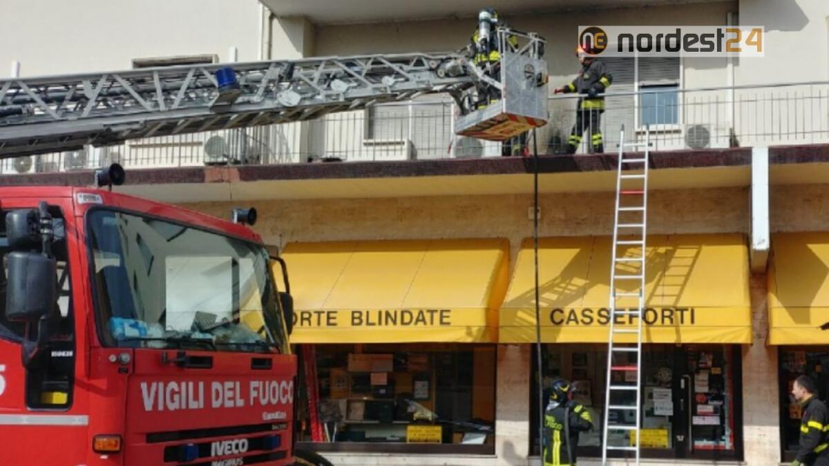 Pordenone. Principio d'incendio nel terrazzino dell'appartamento - 