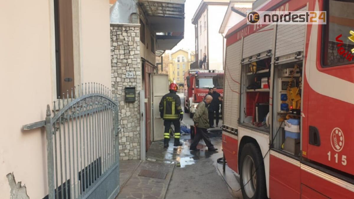Incendio in abitazione: il vicino di casa salva due anziani - 