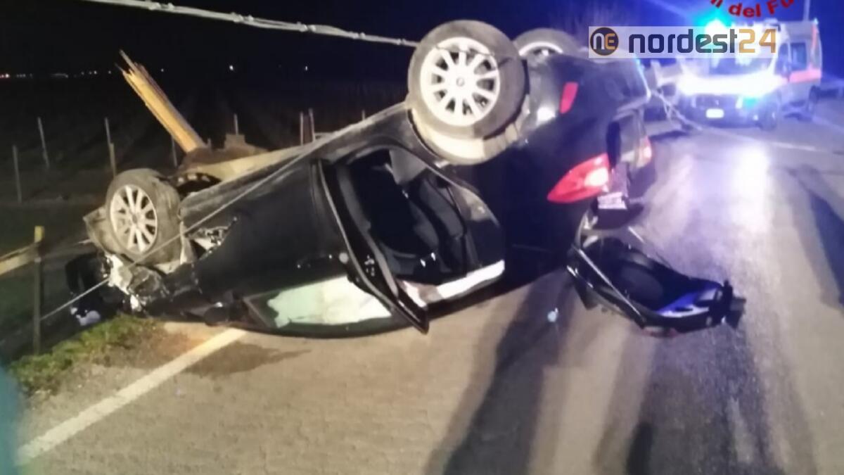 Abbatte un palo e si ribalta mentre consegna le pizze: grave una 23enne - 