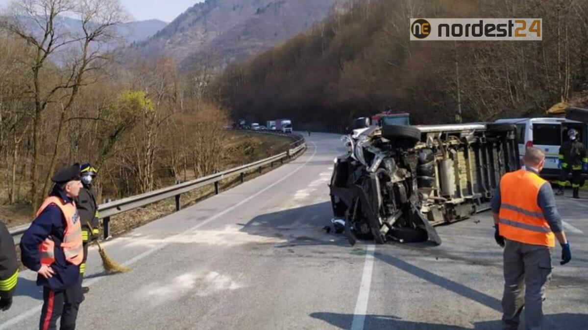Mezzo della Protezione Civile carico di mascherine si ribalta - 