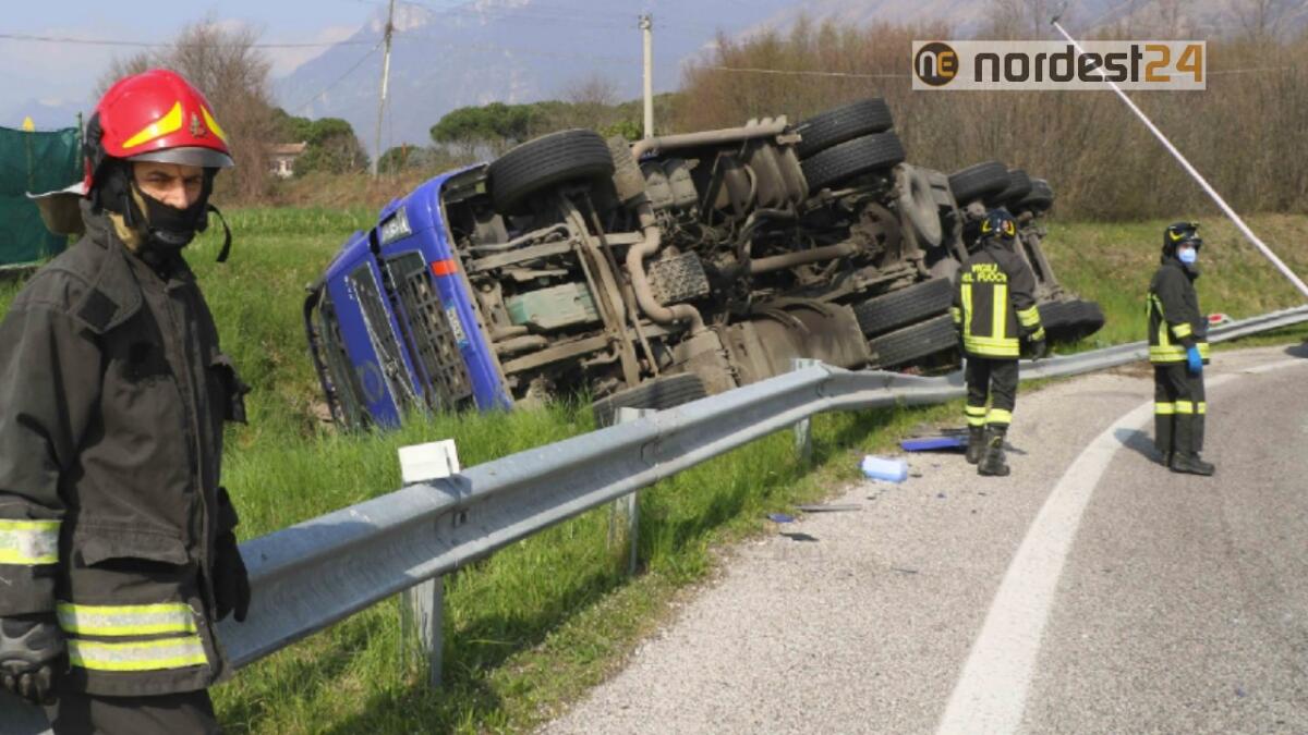 Camion si ribalta al casello di Piovene Rocchette: un ferito - 