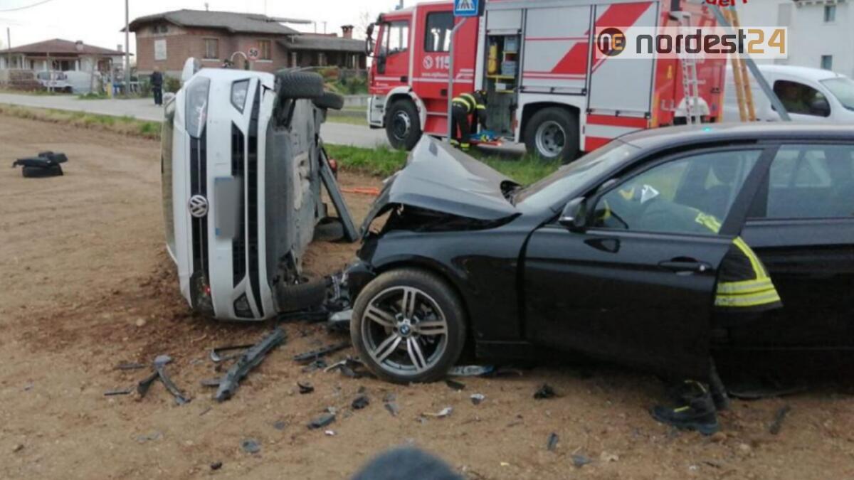 Scontro tra due auto, una si rovescia sul fianco: un ferito - 