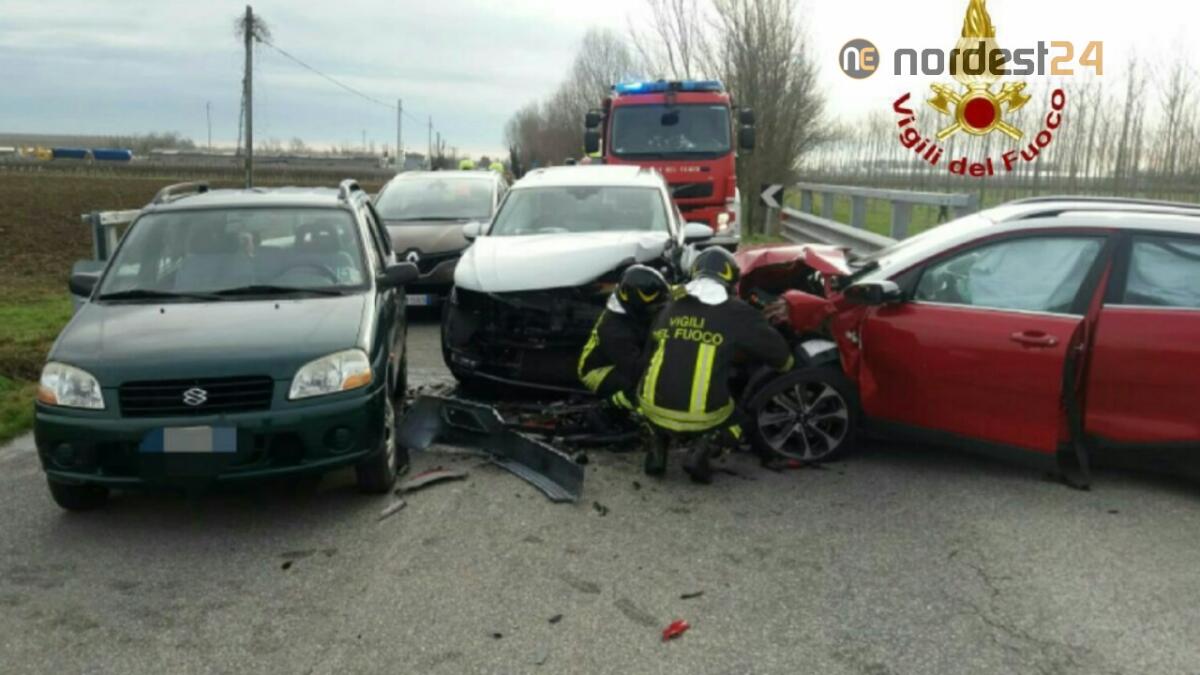 Incidente a San Vito al Tagliamento: scontro tra 4 auto - 