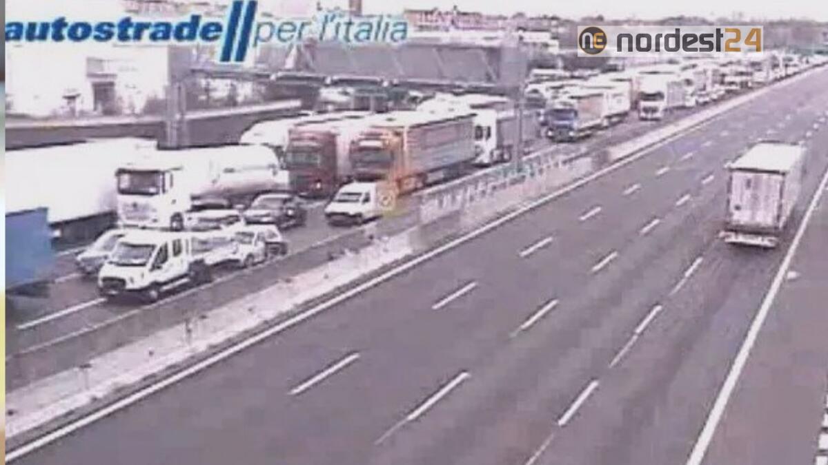 Al confine italo-sloveno continuano blocchi e rallentamenti dei camion - 