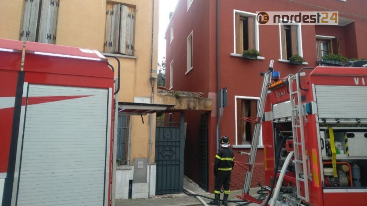 Incendio a Bagnarola di Sesto al Reghena: a fuoco il tetto di una casa - 