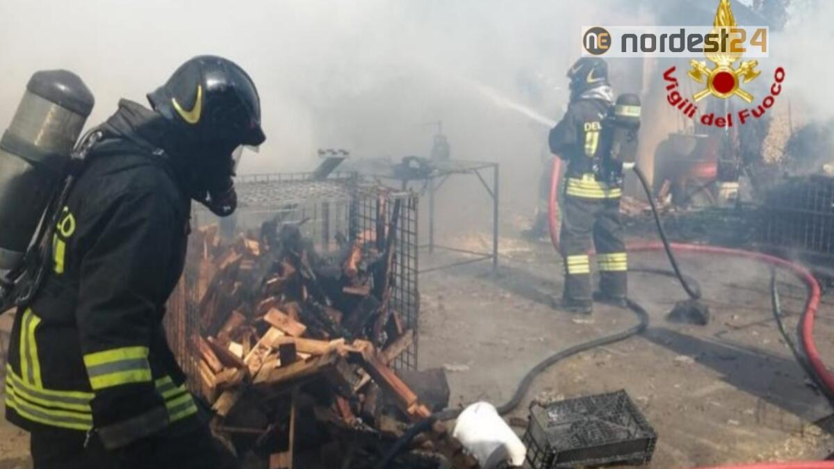 Scoppia l’incendio di un annesso adibito a ricovero attrezzi - 