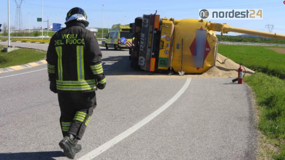 Autoarticolato carico di mangime si rovescia al casello autostradale - FOTO - 