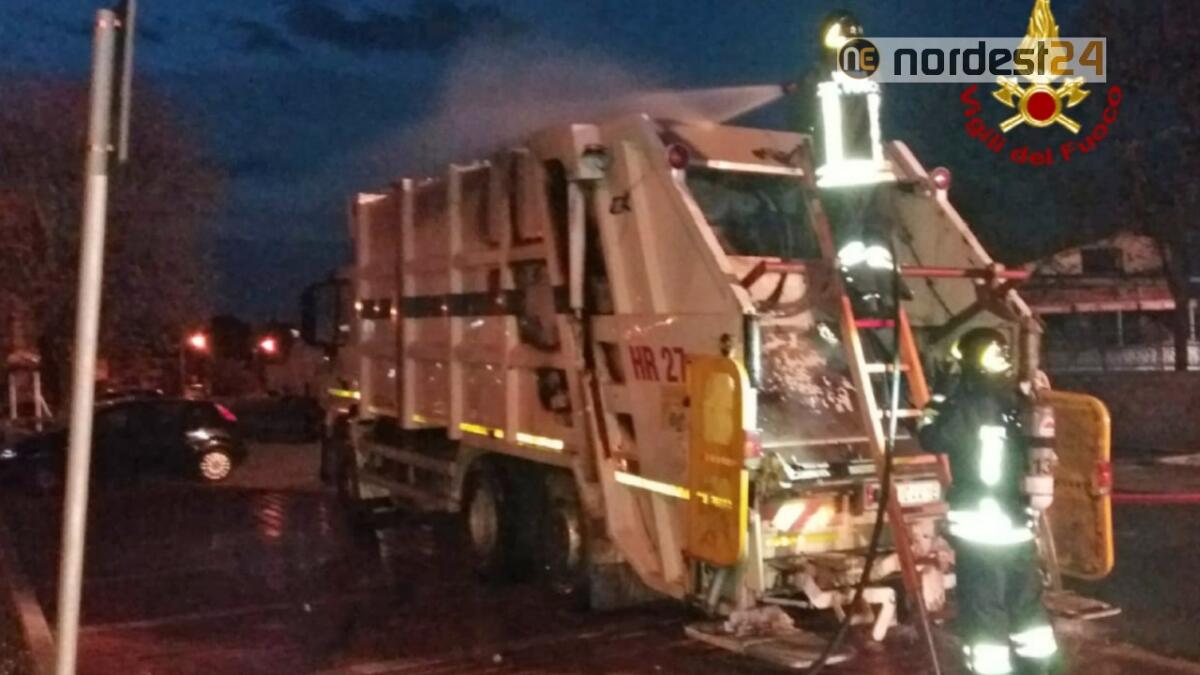 Camion compattatore della carta si incendia: autista in salvo - 