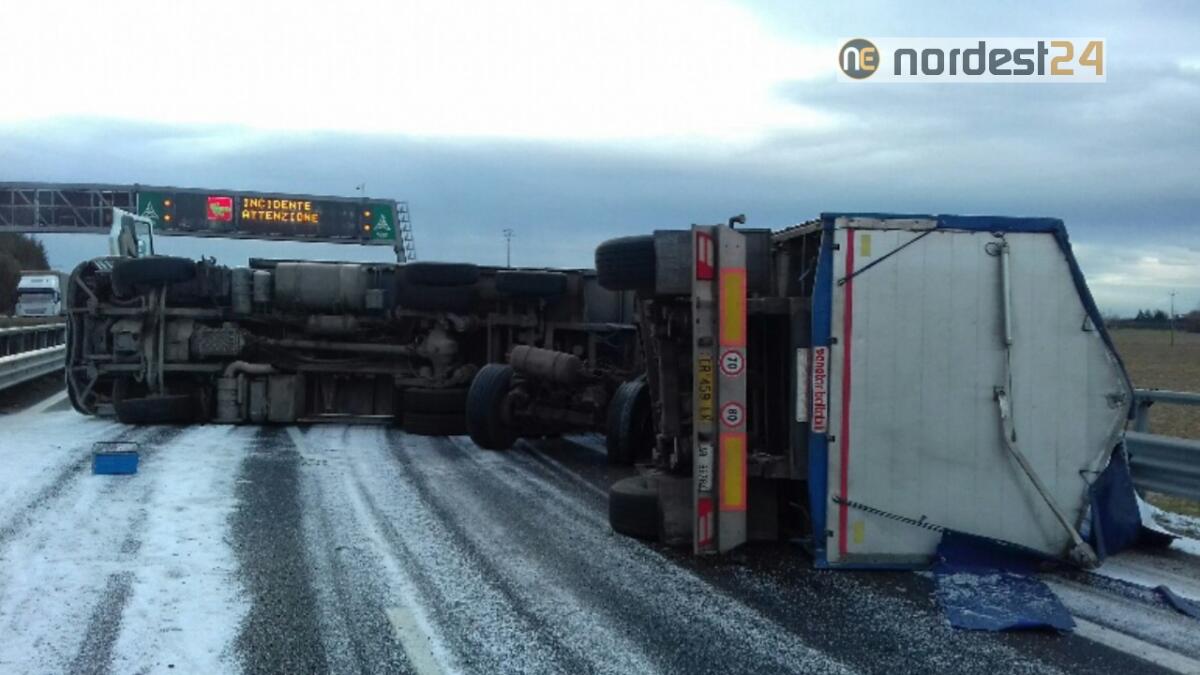 Incidente in A28: camion rovesciato, circolazione in tilt - 