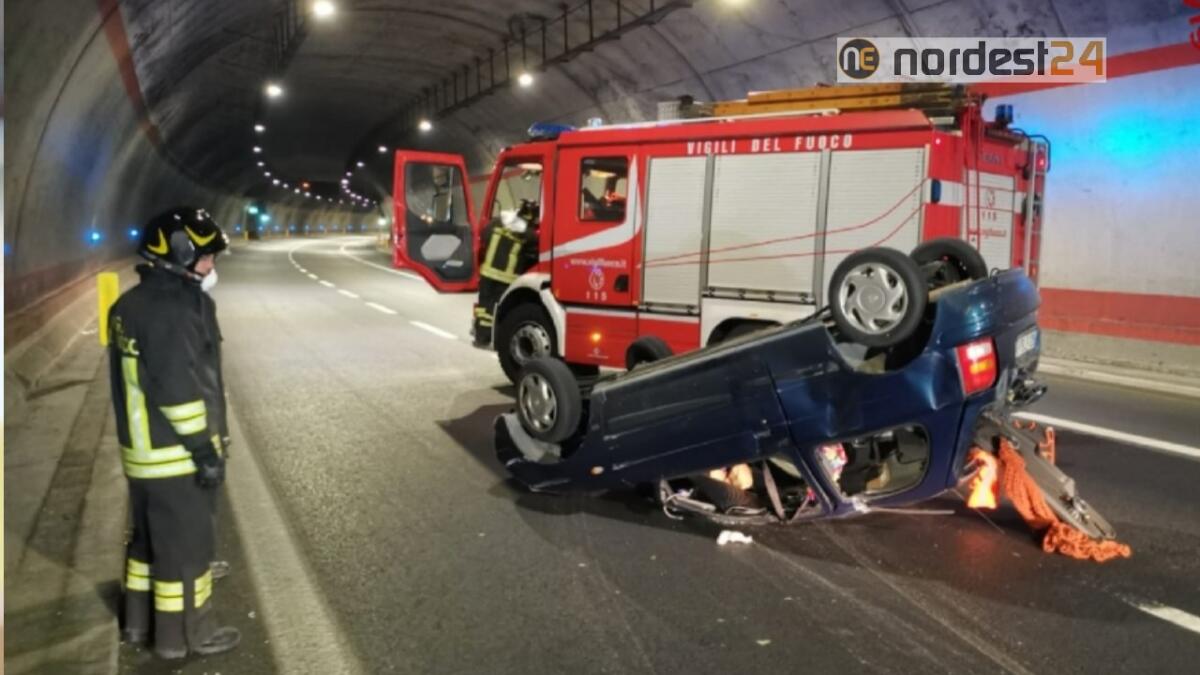 Trieste. Auto si cappotta in Galleria Carso: traffico in tilt - 