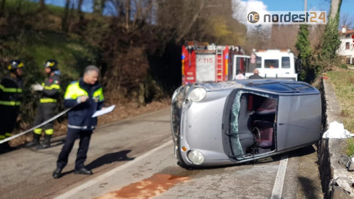 Perde il controllo dell'auto e si rovescia sul fianco: ferita una donna - 