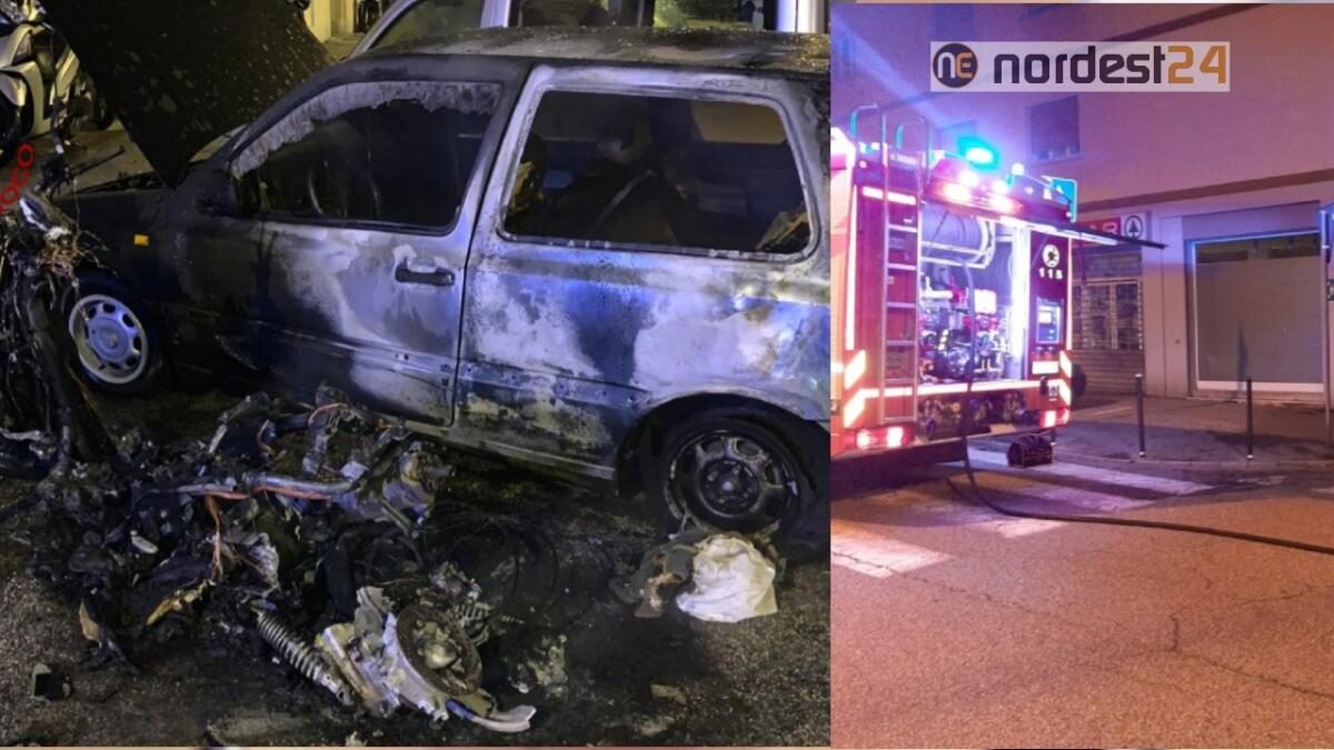 Trieste. Scooter a fuoco nella notte, distrutta anche l'auto vicina - 