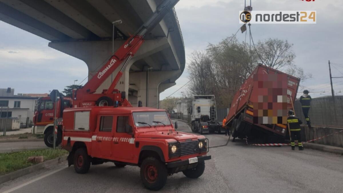 Bora forte a Trieste: oggi 80 interventi dei Vigili del Fuoco - 