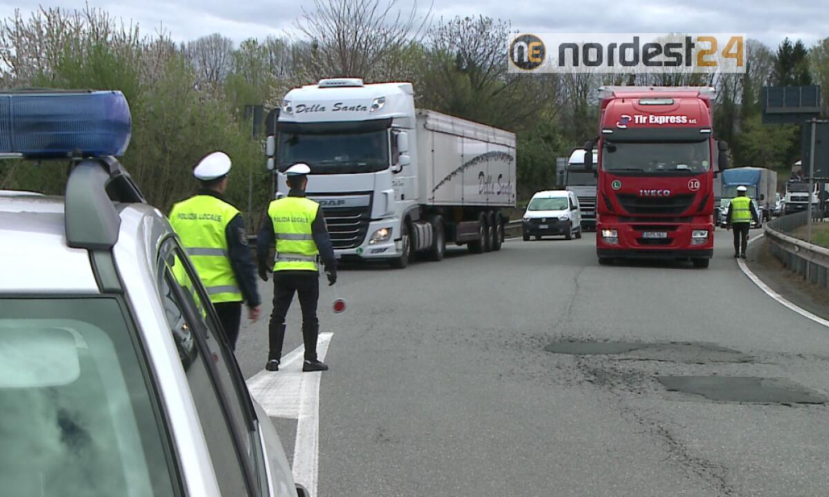 Autocertificazioni. Controlli alle dogane svizzere, file lunghissime: 3 ore di attesa - 