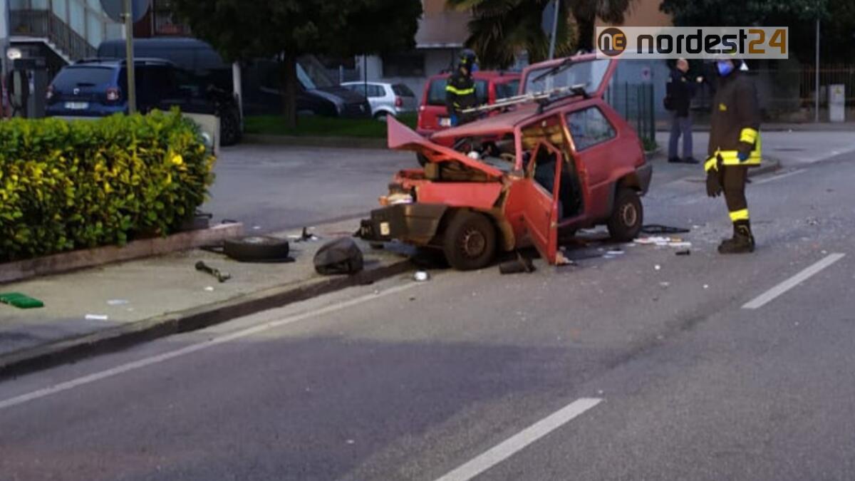 Violento scontro frontale: grave un 65enne, Panda distrutta - 