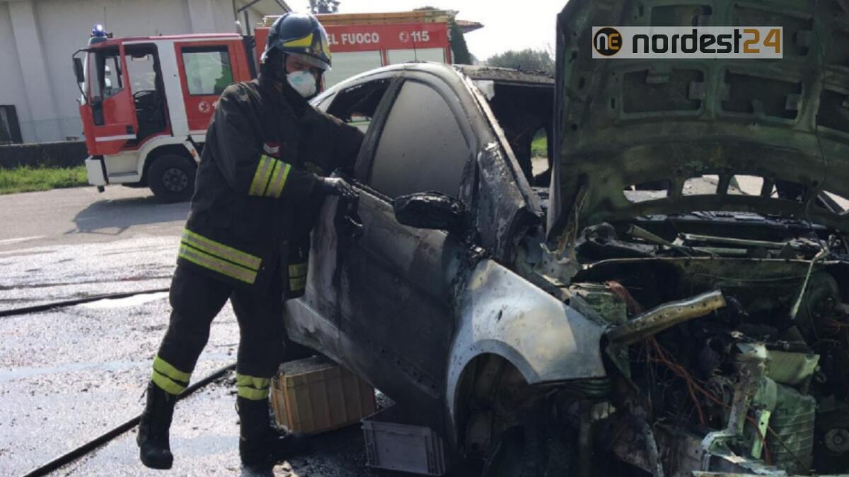Un trattore e una Mercedes a fuoco: doppio intervento dei pompieri - 
