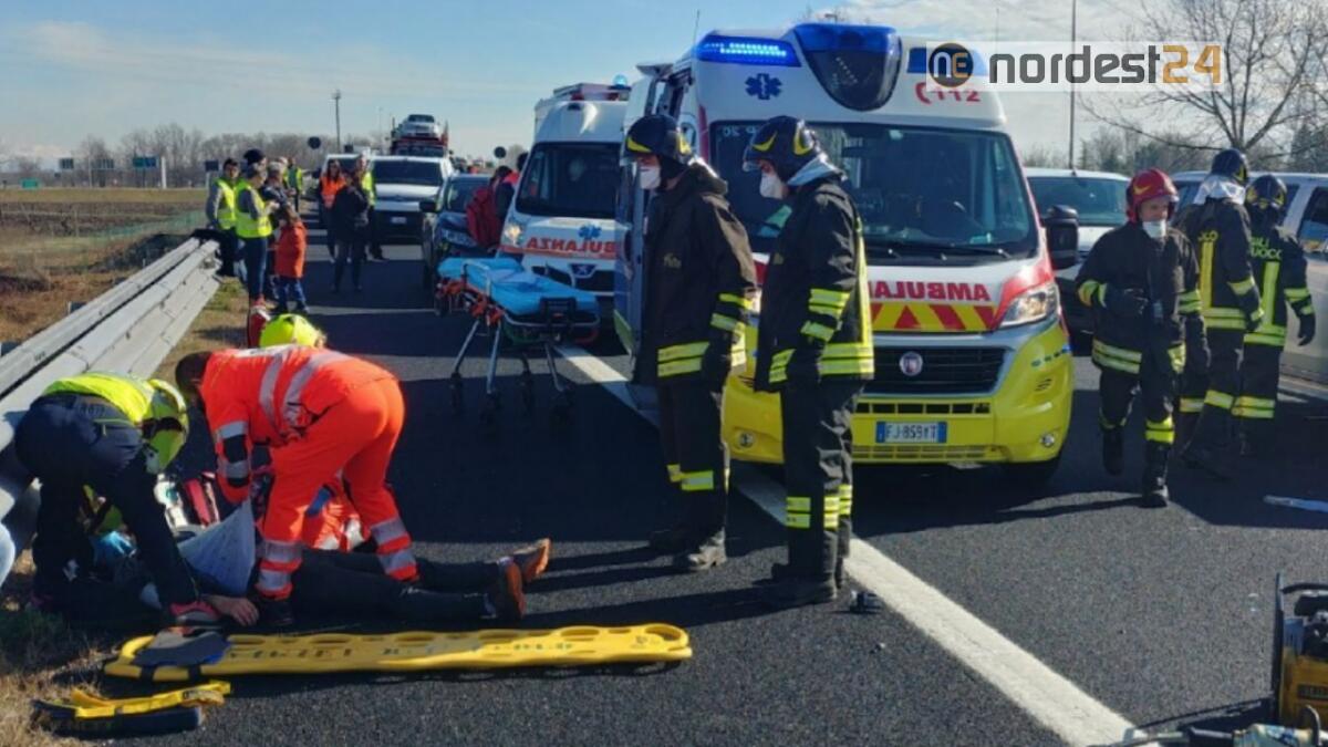 Incidente in A28: auto contromano, tragedia sfiorata - 