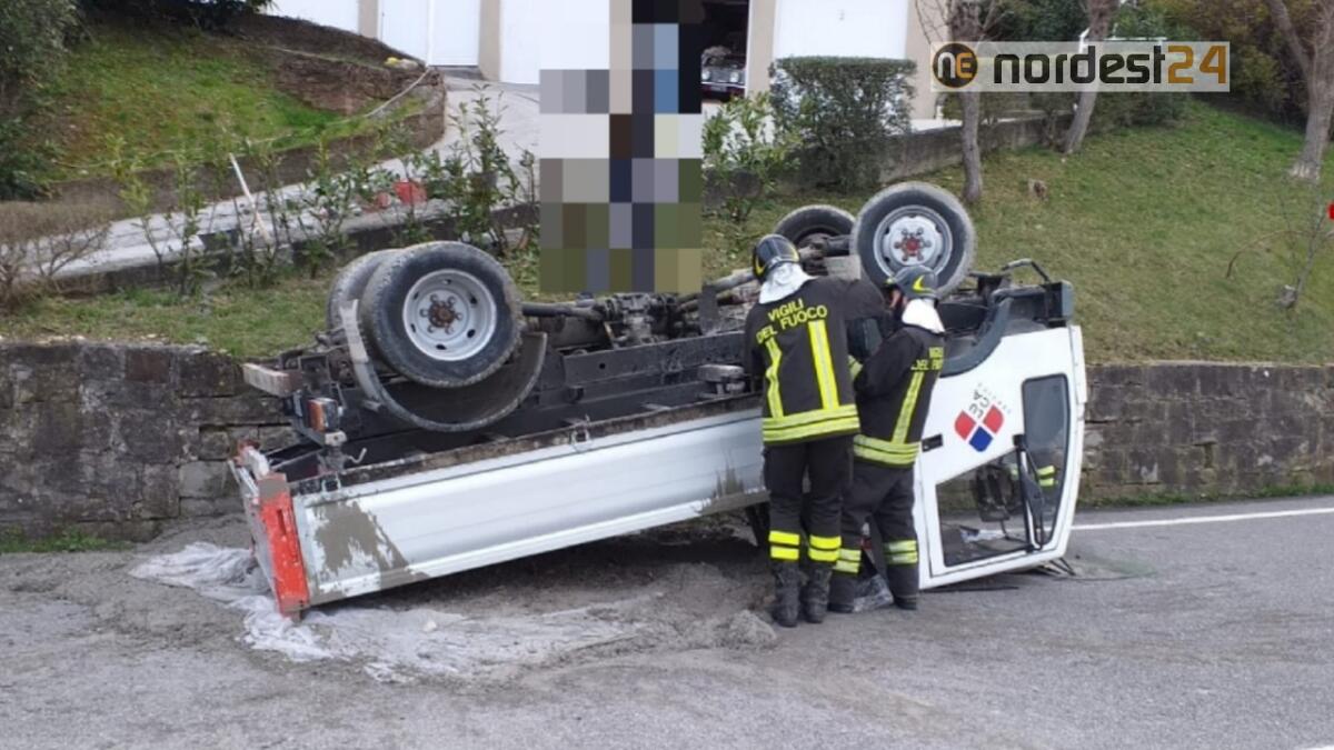 Muggia. Autocarro esce di strada e si cappotta - 