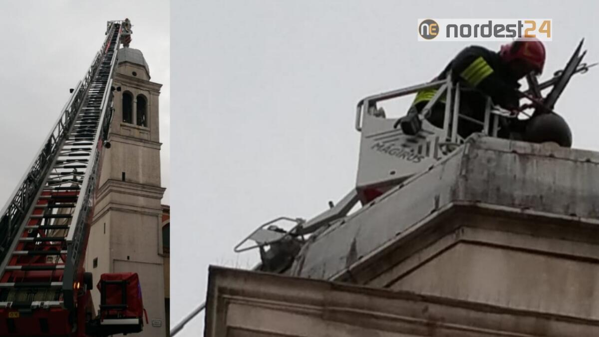 Forte vento a Chioggia, la croce sul campanile rischia di cadere: rimossa dai pompieri - 