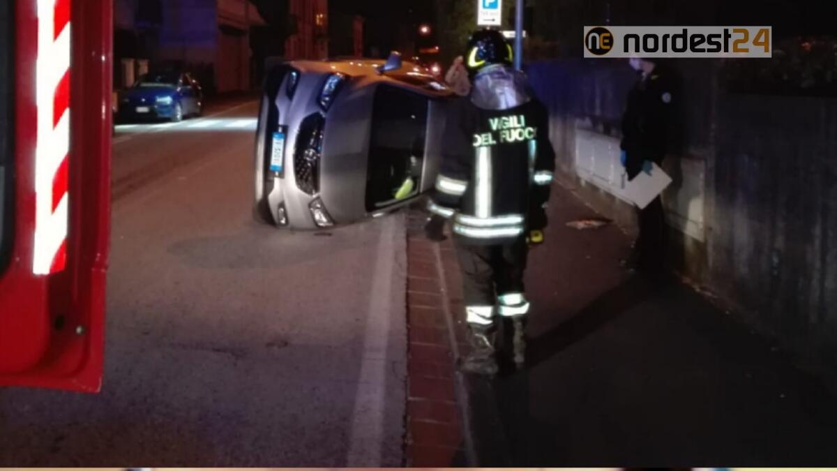 Incidente a Schio (VI), si rovescia con l'auto su un fianco: ferito 35enne - 