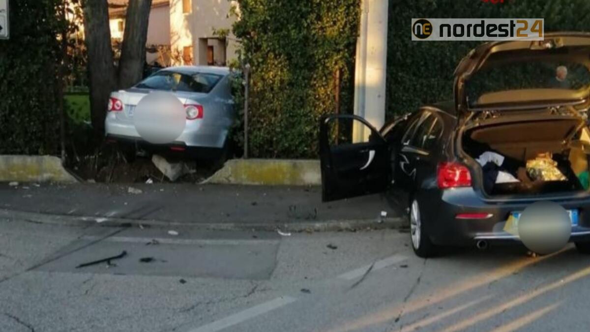 Si scontra con un'auto e finisce nel giardino di una casa: 2 feriti - 