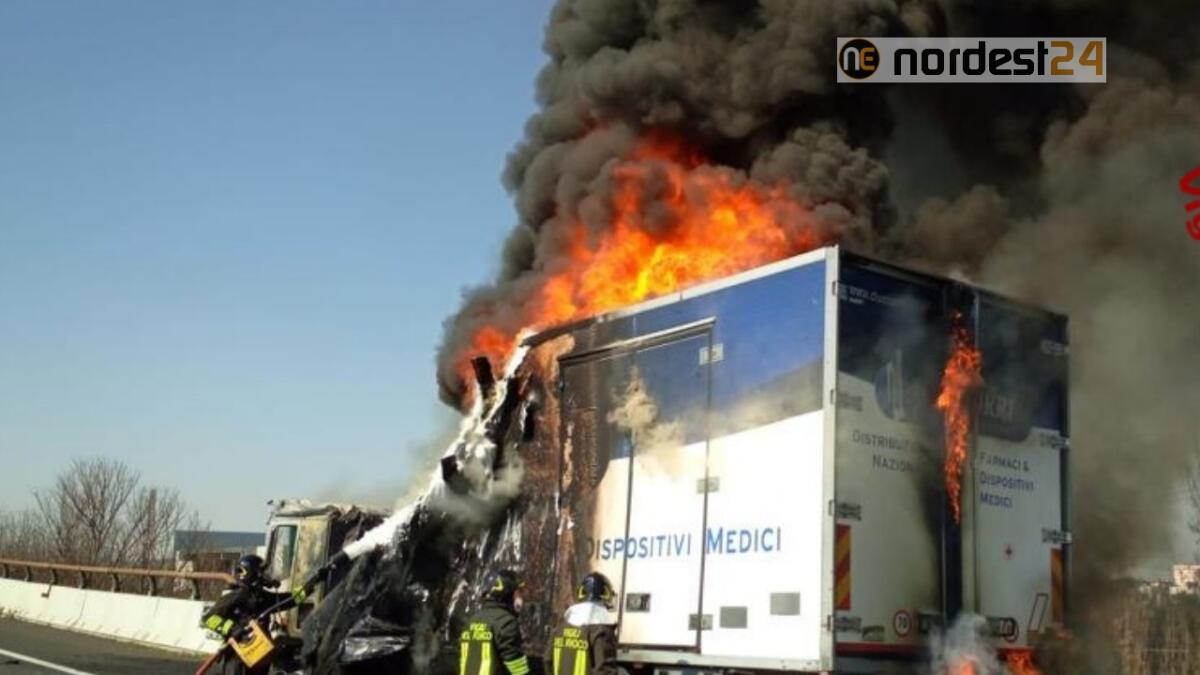 Camion frigo si incendia in autostrada: distrutto - FOTO - 