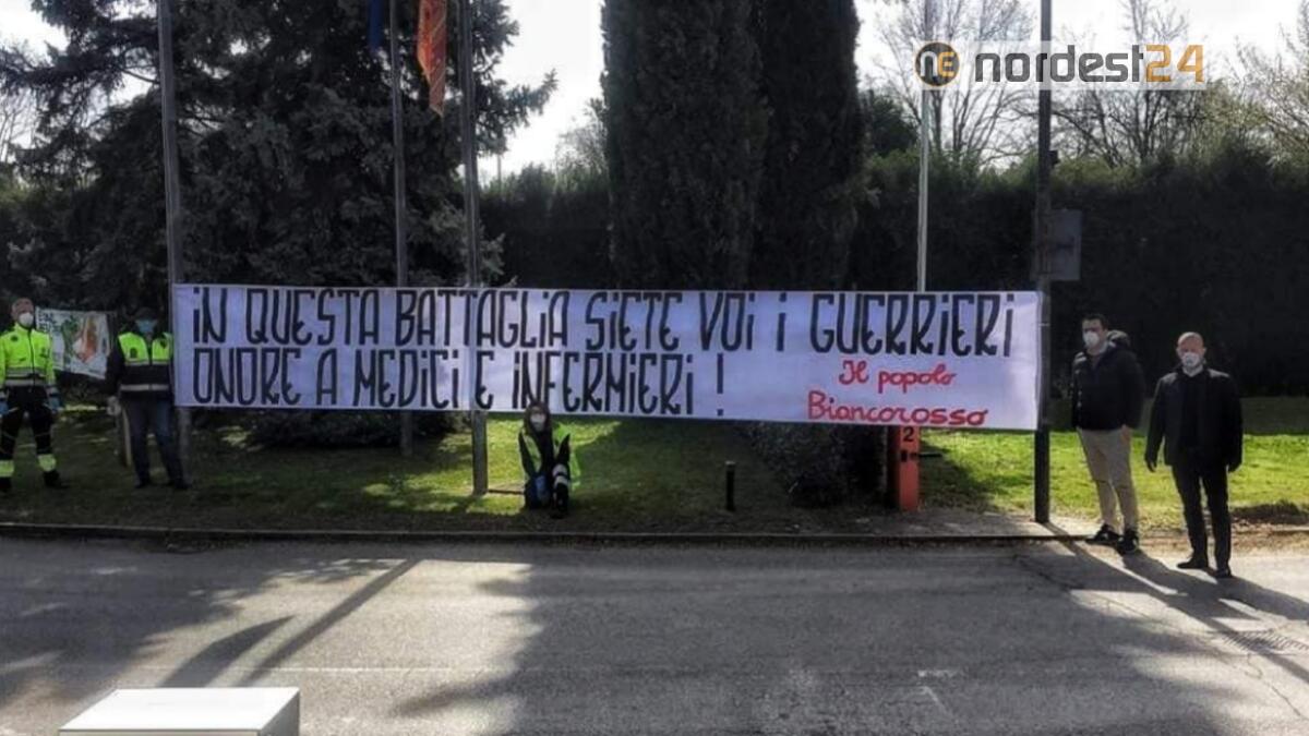 Lo striscione all'ospedale: "In questa battaglia siete voi i guerrieri, onore a medici e infermieri" - 