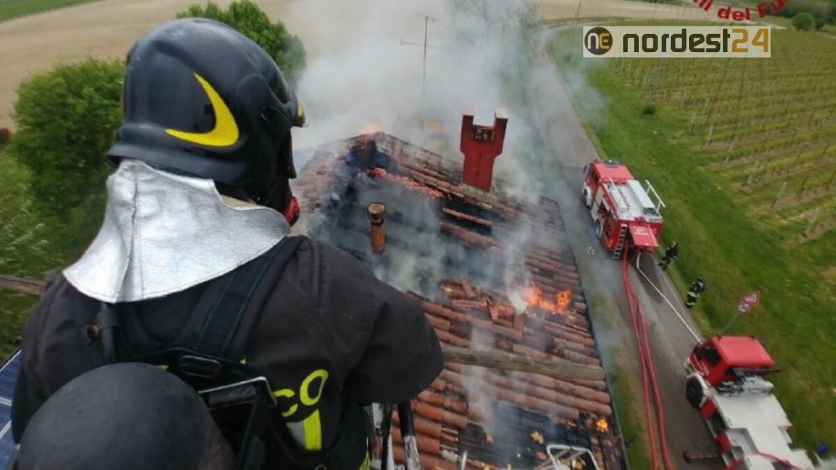 Incendio a Sacile: brucia la mansarda ed il tetto di una casa - 