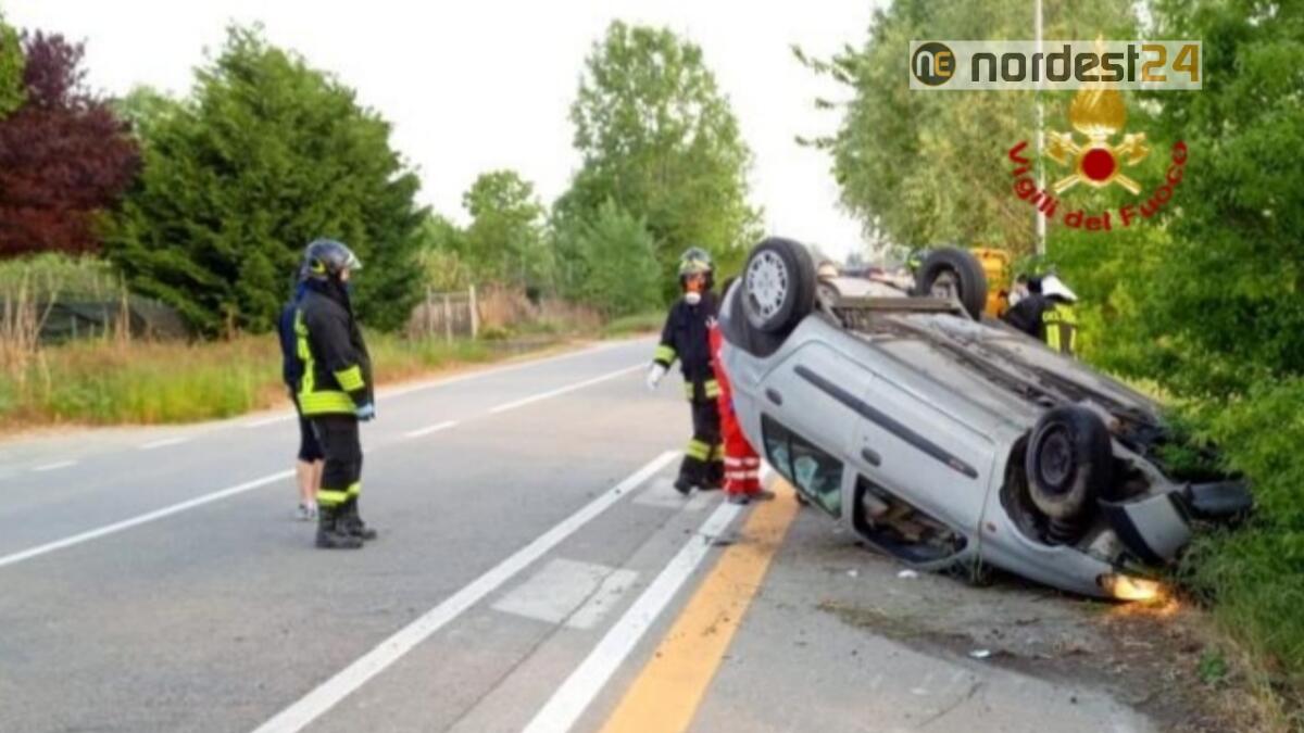 Perde il controllo dell'auto, si ribalta ed abbatte uno palo: ferito - 