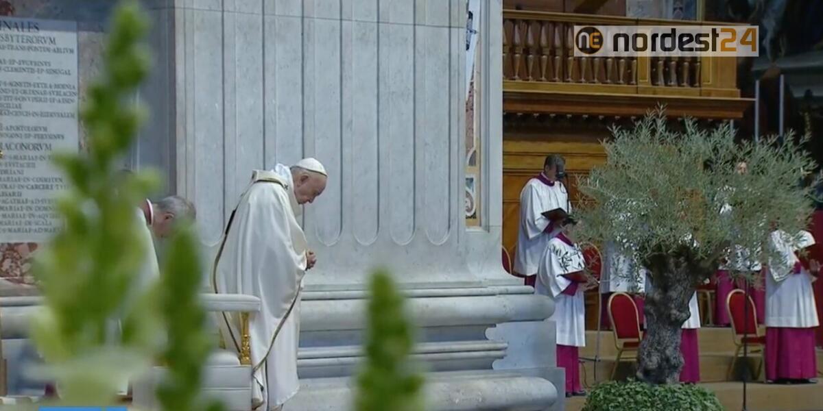 Papa, minuto di silenzio al posto dell'omelia durante la messa solenne - 