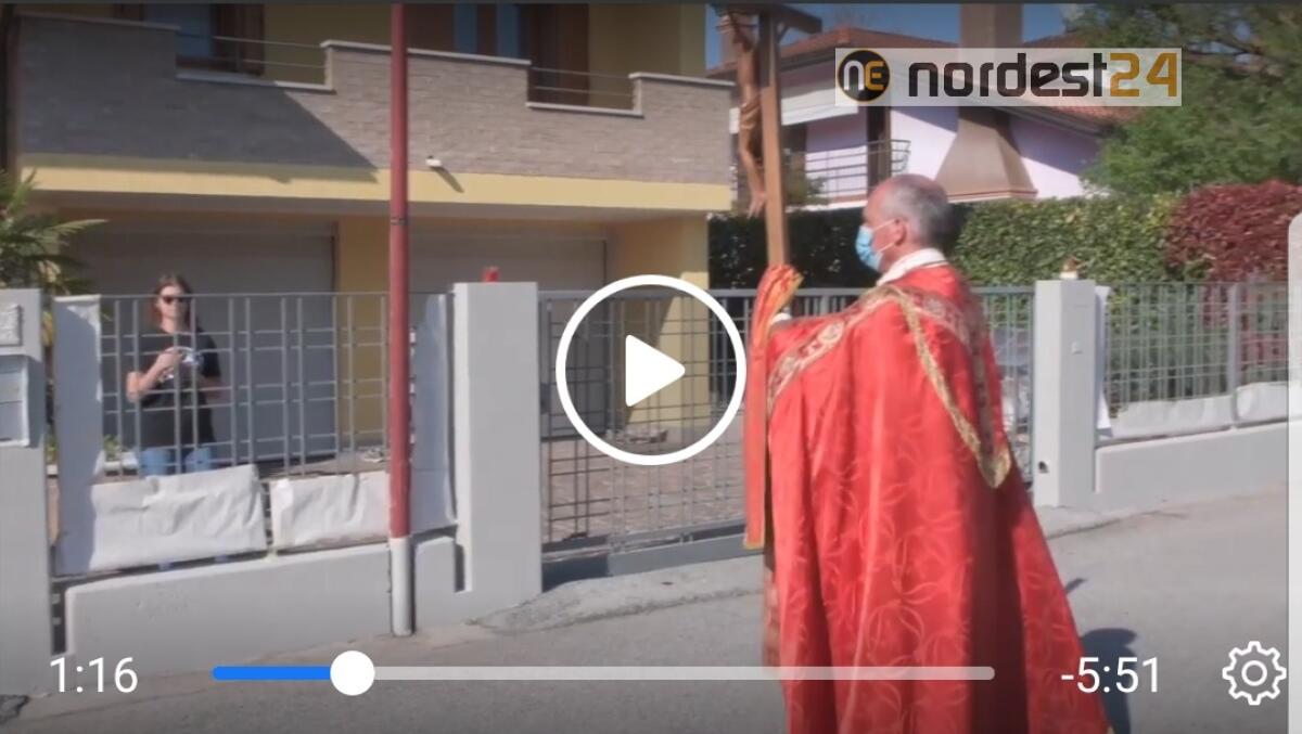 "Via Crucis" solitaria lungo le vie di Bibione - VIDEO - 