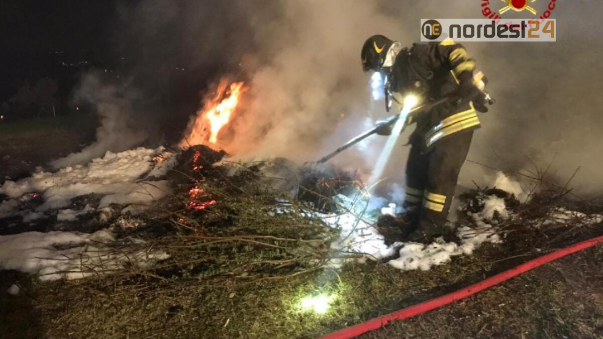 Incendio a Chiampo (VI): fiamme molte alte visibili dalla valle - FOTO - 