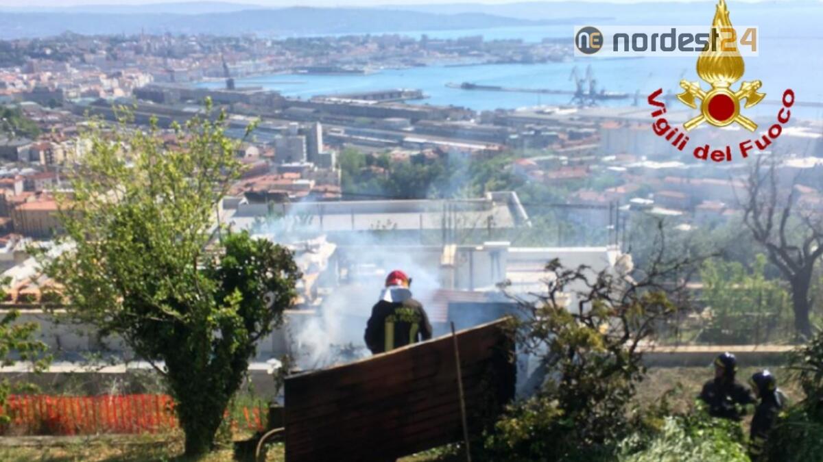 Trieste. Incendio al deposito di attrezzi nel giardino di un'abitazione - 