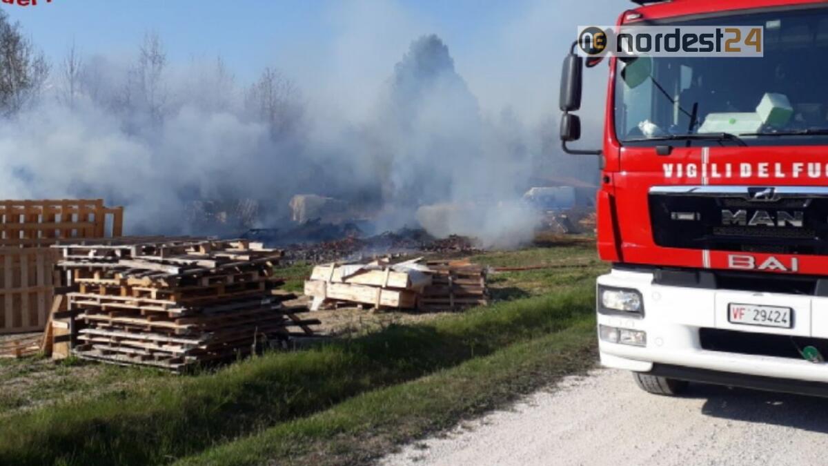 Incendio a Porcia nel deposito di bancali: colonna di fumo visibile da lontano - 
