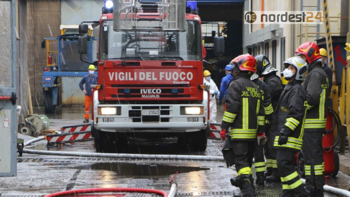 Vicenza. Incendio in acciaieria: gran lavoro per i Vigili del Fuoco - 