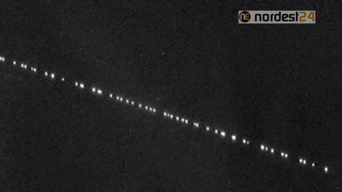 Decine di luci in fila nel cielo notturno. Ecco cosa sono - 