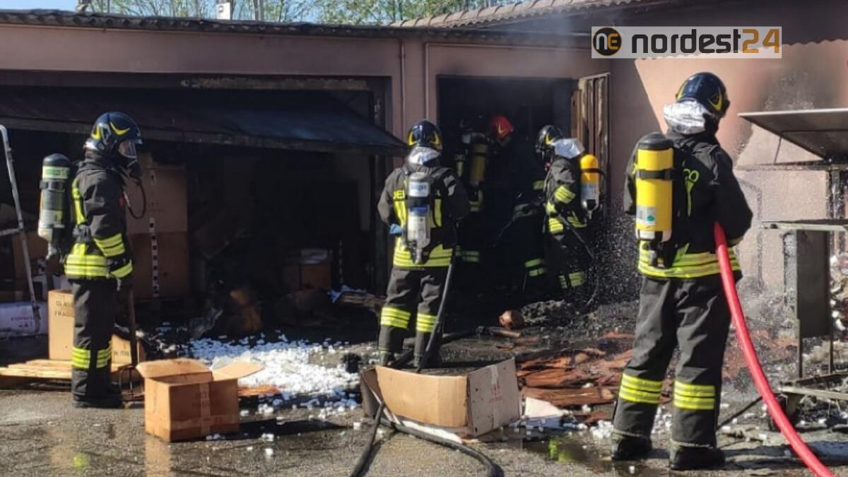 Incendio a Zelarino (VE): in fiamme 2 cassoni di una vetreria - 