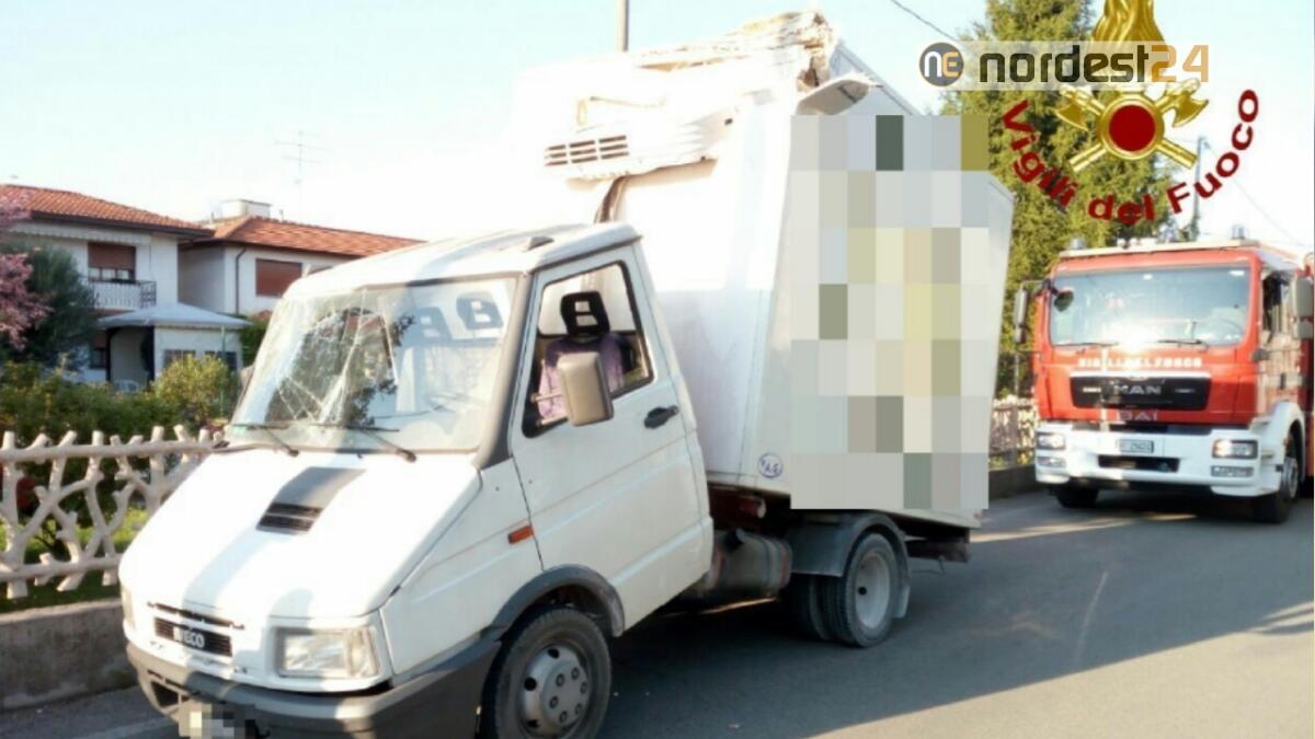 Pordenone. Schianto contro il sottopassaggio mentre consegna gli alimenti - 